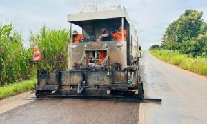 Parceria entre Jean Oliveira e Governo do Estado leva microrrevestimento à P-50 em Alta Floresta