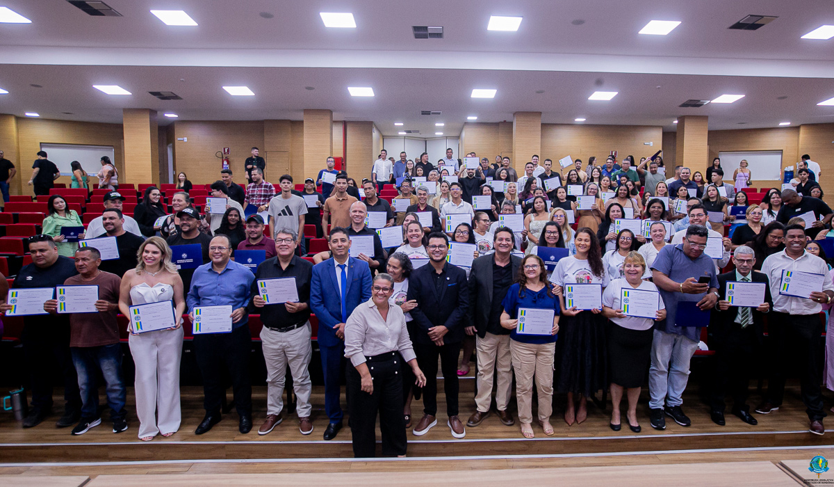 Deputado Marcelo Cruz homenageia colaboradores da Caravana Colo de Mãe na Assembleia