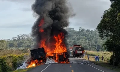 Jaru: Carretas colidem de frente e pegam fogo na BR 364
