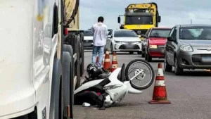 Caminhão-tanque passa por cima de motocicleta em cruzamento da BR-364