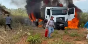 Caminhão da Prefeitura de Nova Brasilândia do Oeste pega fogo após tocar em rede elétrica durante limpeza